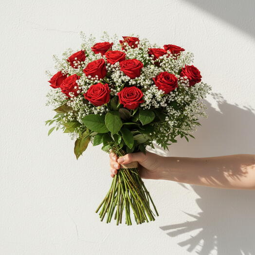 Ramo Barcelona – Bouquet Clasico de Rosas Rojas con Paniculata y Eucalipto