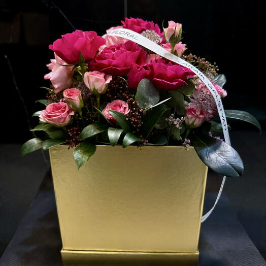 Composicion con rosas ramificadas