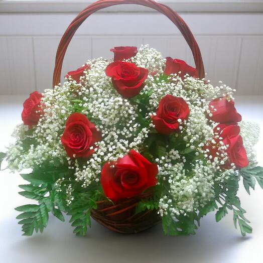 Cesta de Rosas Rojas con Paniculata – Elegancia Clasica de Artifresia Floristas