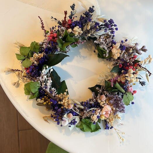 Декоративний вінок із стабілізованих різнокольорових квітів