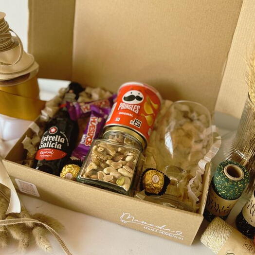 CHILLAX 1 – Caja de regalo con cerveza Estrella Galicia, snacks premium y dulces