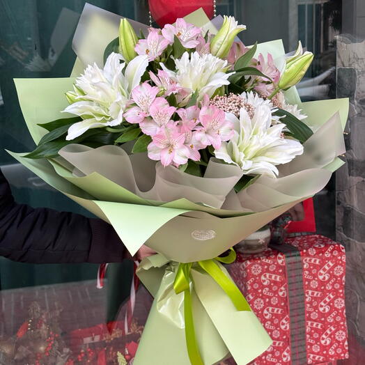 Ramo de lirios y alstrolmeria