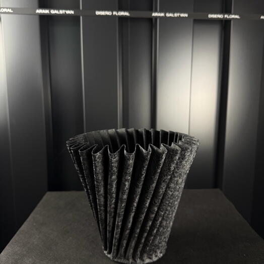 Maceta metal ondas blanca mate de ARAIK GALSTYAN