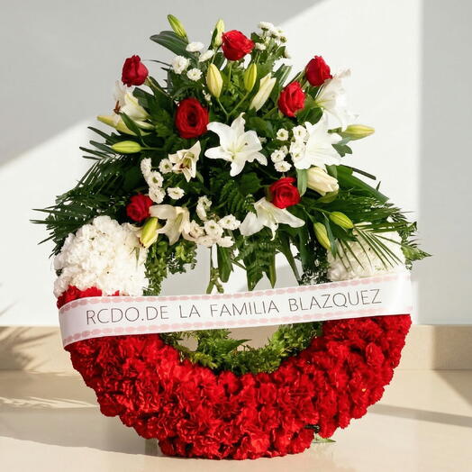 Corona funeraria con flores naturales y cinta dedicatoria