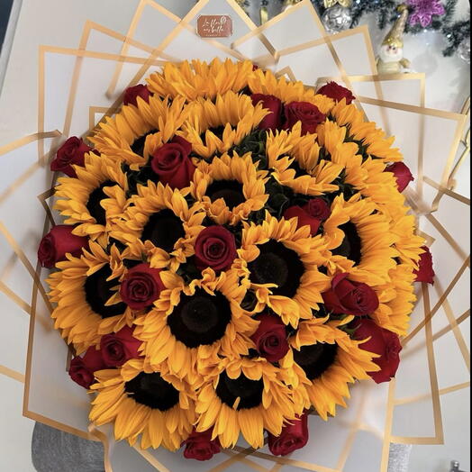 Ramo de girasoles y rosas rojas