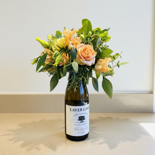 Vine and Roses – Arreglo Floral con Rosas sobre Botella de Vino | Regalo Original y Elegante