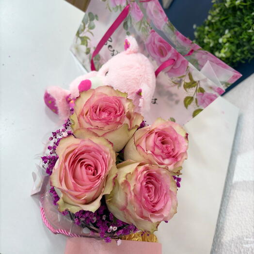 Caja con rosas, Bombones y peluche