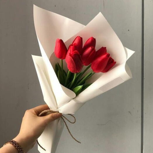 Ramo de 5 tulipanes rojos