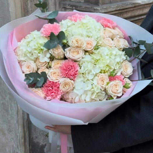 Hortensias y rosas