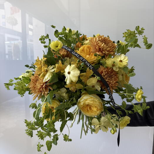Bouquet of roses, chrysanthemums and ranunculus