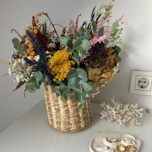 Cesto con flores preservadas