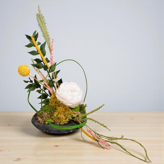 Ikebana eterno con rosa inglesa en laja de pizarra