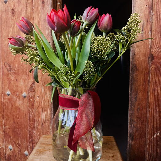 Tulipanes rojos en jarron