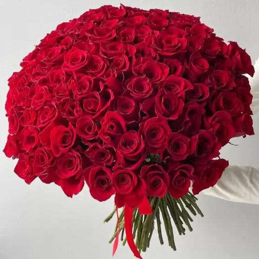 Букет із 101 червоних троянд із довгими стеблами