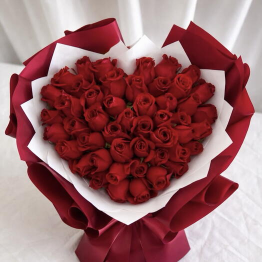 Ramo corazon con rosas rojas