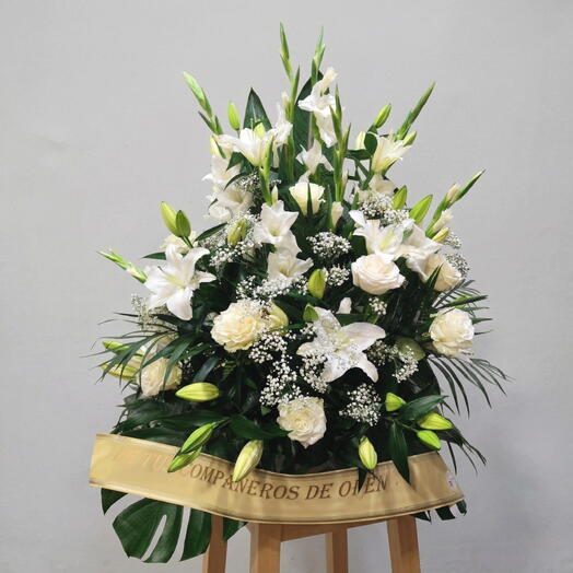 Centro funerario en tonos blancos