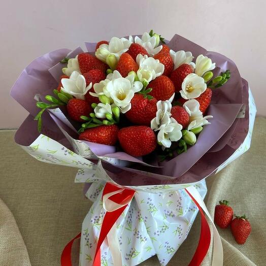 Ramo de fresas y fresias