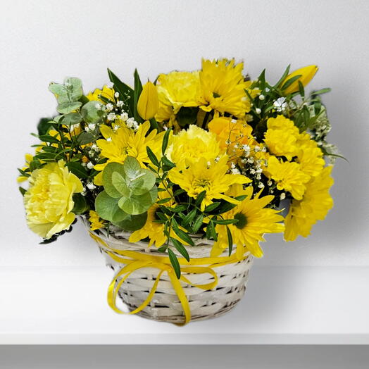 Cesta de flores amarillas