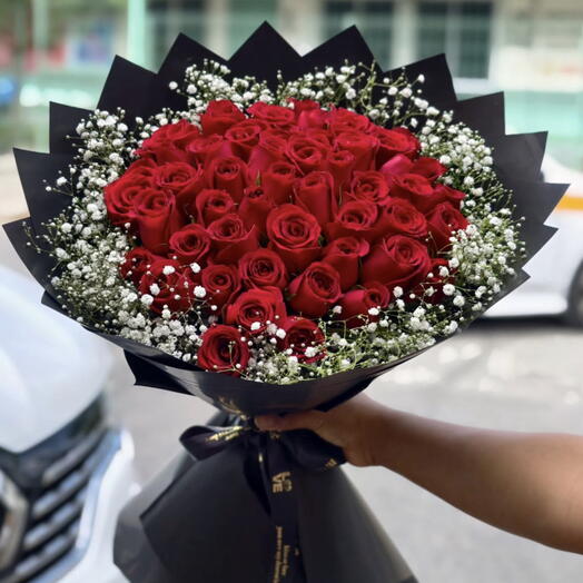 Ramo 30 rosas rojas y paniculata blanca