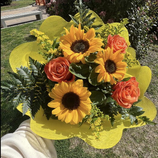 Ramo de girasoles y rosas naranjas