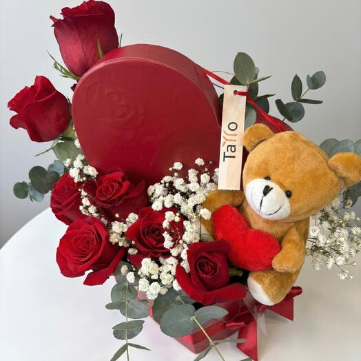 Rosas rojas y un osito de peluche