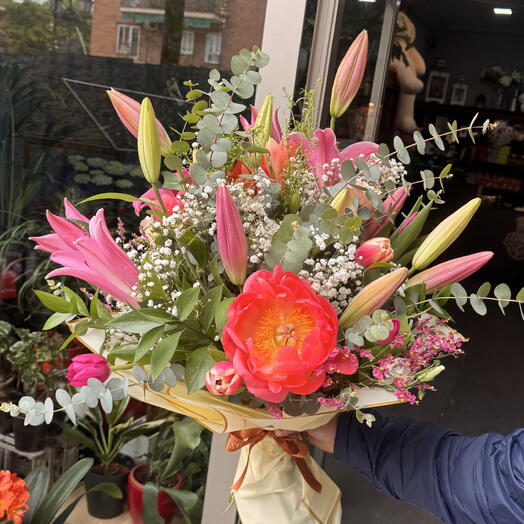 Bouquet Peonias and lilies
