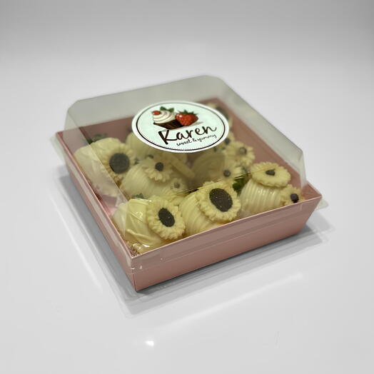 Caja de 8 Fresas en chocolate blanco tenido de amarillo