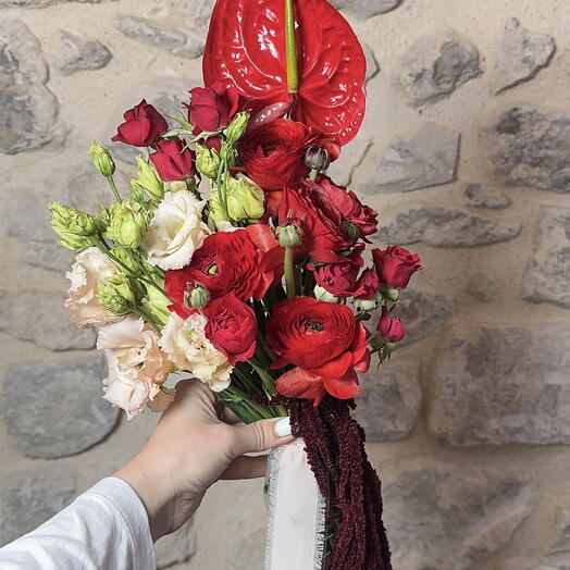 Corazon Salvaje – ramo de lisiantus, ranunculos rojos, anthurium rojo y amaranthus rojo