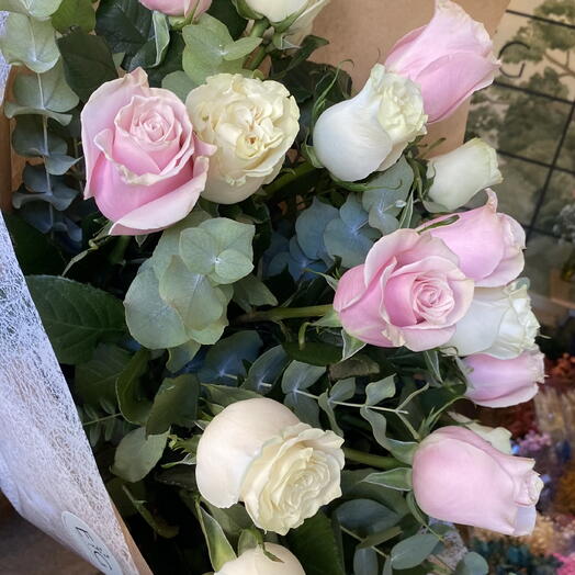 18 premium mixed roses