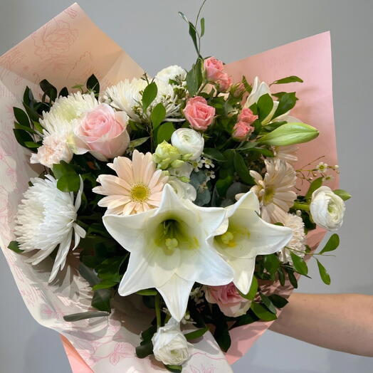 Ramo Elegancia Blanca con Lirios y Rosas