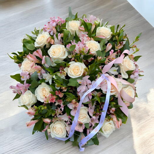 Centro de Mesa con 15 Rosas Blancas y Alstroemerias Rosadas