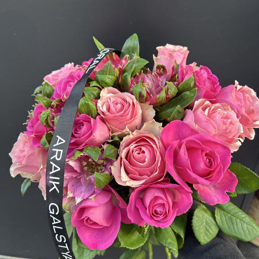 Ramo de rosas y alstroemerias