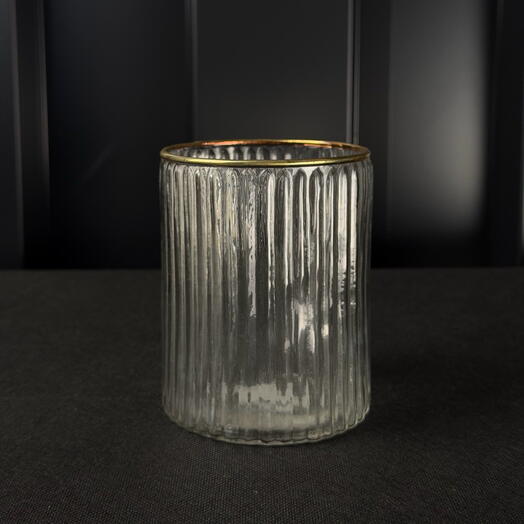 Portavelas de vidrio acanalado transparente con borde dorado de ARAIK GALSTYAN