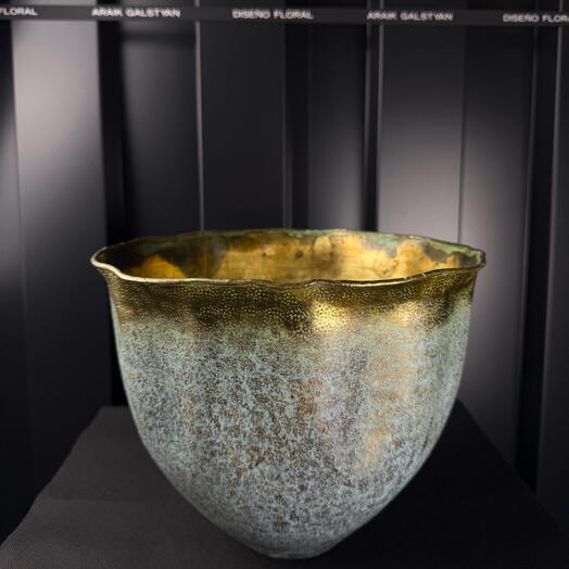 Maceta aluminio organico patina laton de ARAIK GALSTYAN