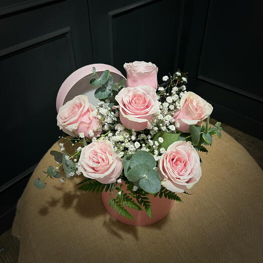 Caja sombrerera mediana con 6 rosas de color rosa