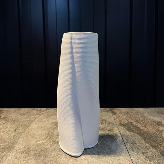 Jarrón blanco cilíndrico distorsionado de cerámica impresa