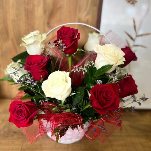 Cesta con rosas rojas y blancas