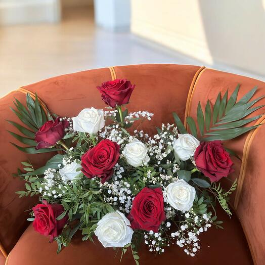 Centro de rosas rojas y blancas