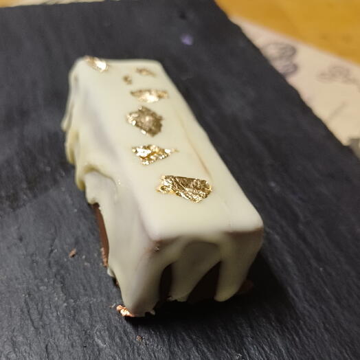 Barritas energeticas  de chocolate blanco decoradas con laminas de oro comestible