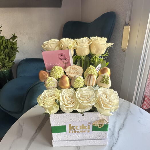 Caja con flores y fresas con chocolate