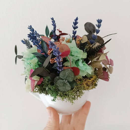 Taza de flores preservadas bosque