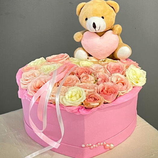 Caja con rosas y un osito de peluche