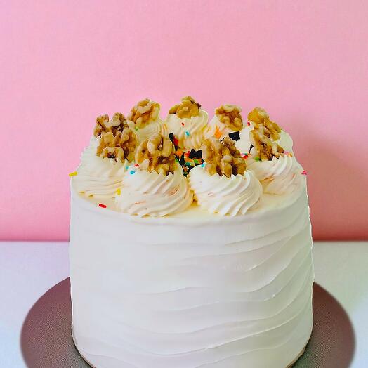 Tarta Clasica con Nueces y Crema Batida