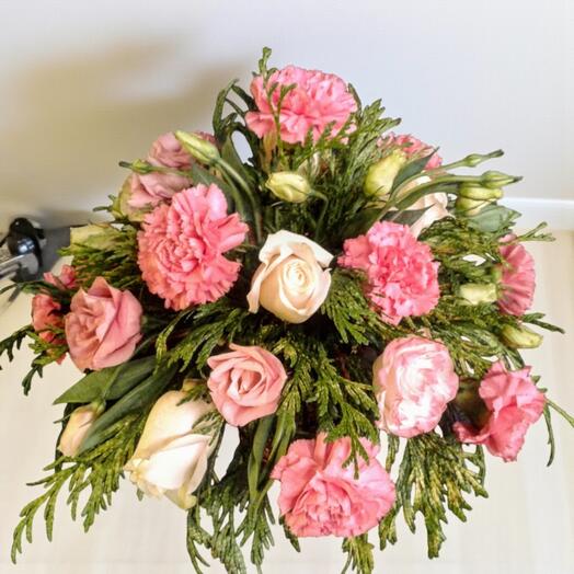 Cesta de Rosas y Claveles – Arreglo floral elegante en tonos rosados