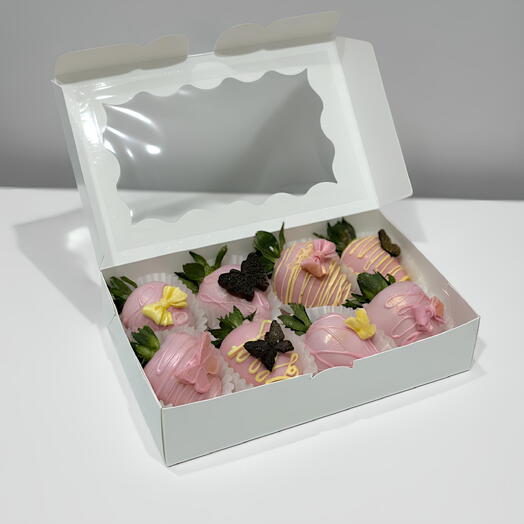 Caja de 8 Fresa cubierta en chocolate blanco tenida de rosa