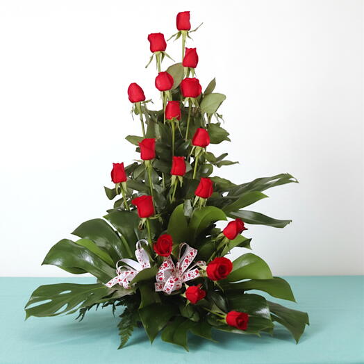 Centro a una cara de rosas rojas