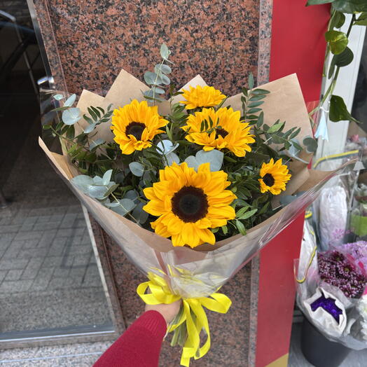 Букет світла з соняшників