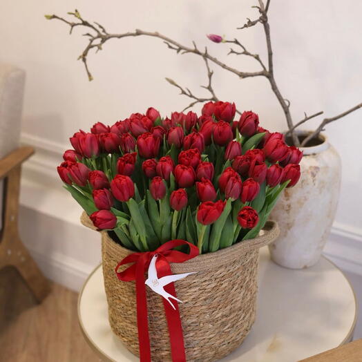 Cesta con 70 tulipanes