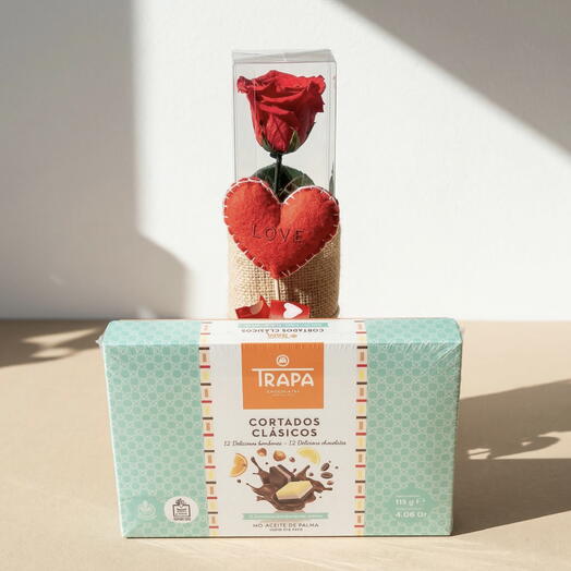 Rosa roja preservada con caja de bombones