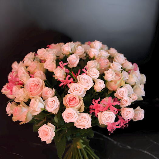 Букет зі спрей-троянд